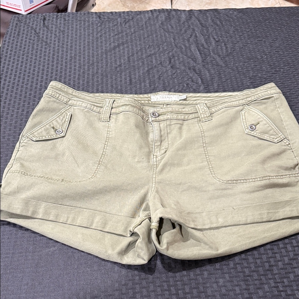 Torrid Women's Olive Cargo Shorts Size 22 EUC
